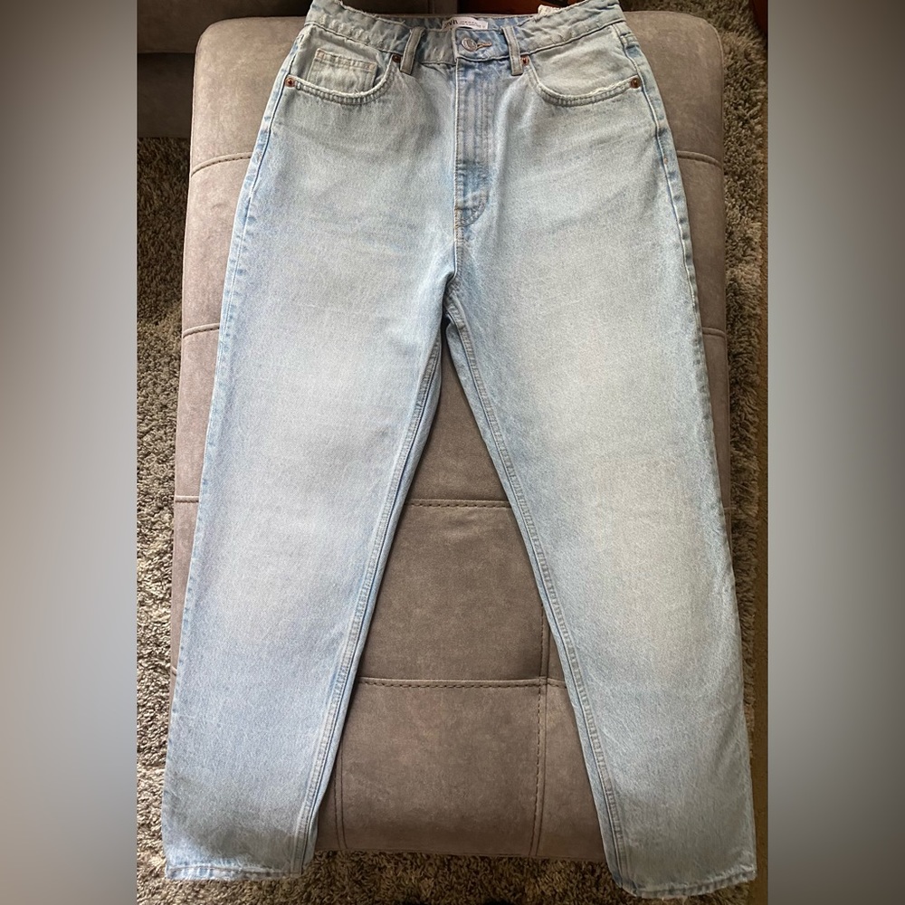 Zara High Waisted Mom Jean. Size 6